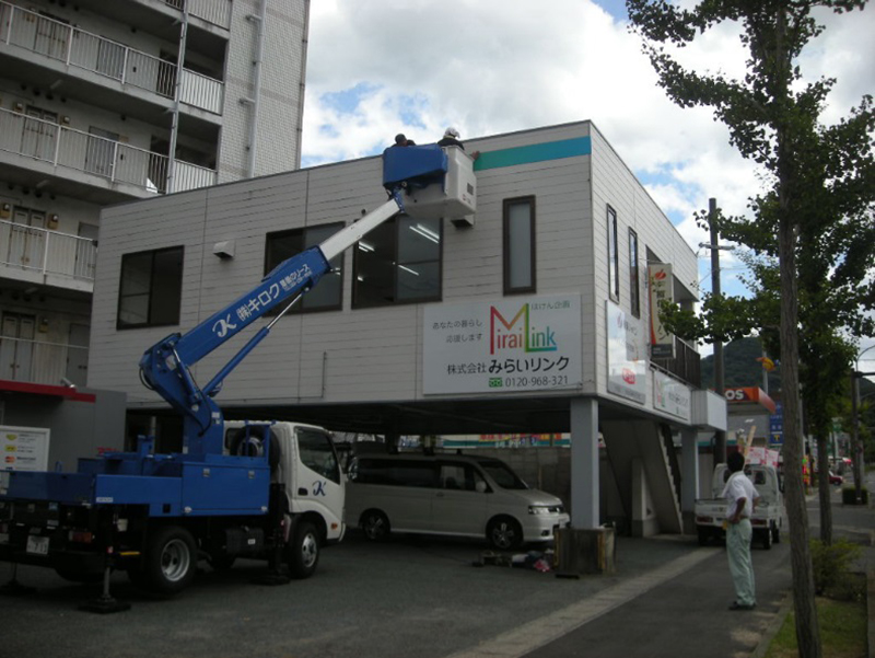 看板等の取付けをしています！！