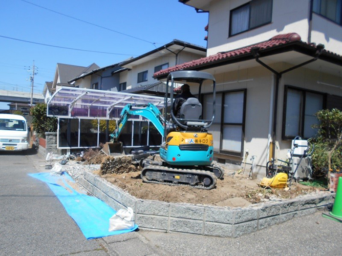 中の植木や不用物を撤去し、門廻りも解体しました！！