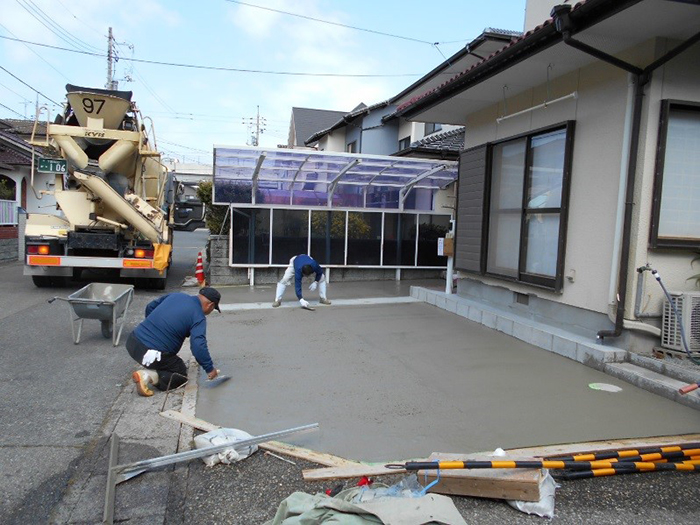 金コテで押さえて、仕上げます！！