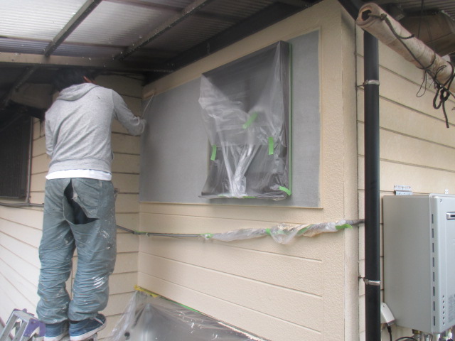 外の窓廻りをモルタルで補修し仕上げの塗装をします。