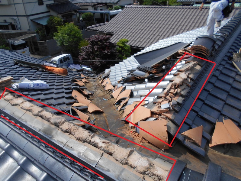 上から見る!!赤枠□で囲った棟のノシ瓦も一部撤去しました)