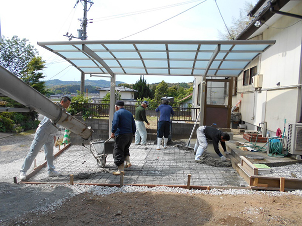 打設した生コンを均して行きます！！