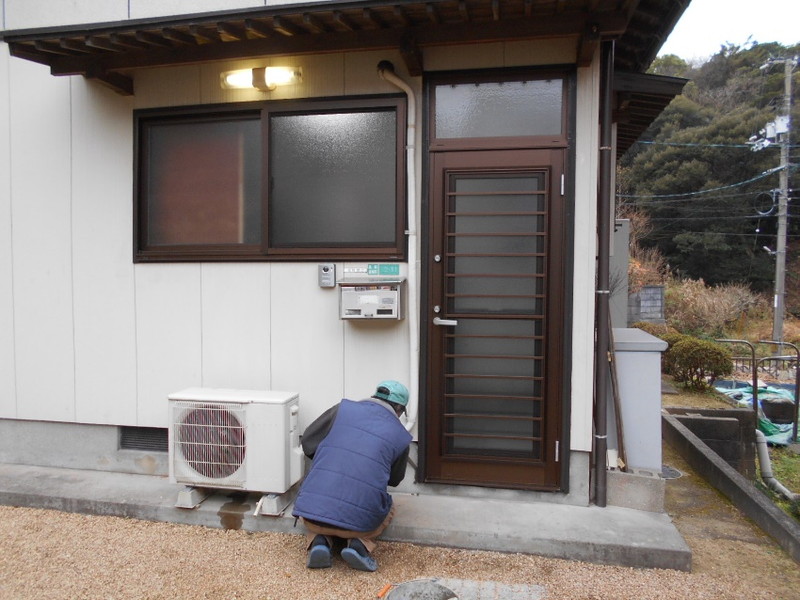 基礎廻りを左官さんが補修をします！！（枠廻りにコーキングもしました）