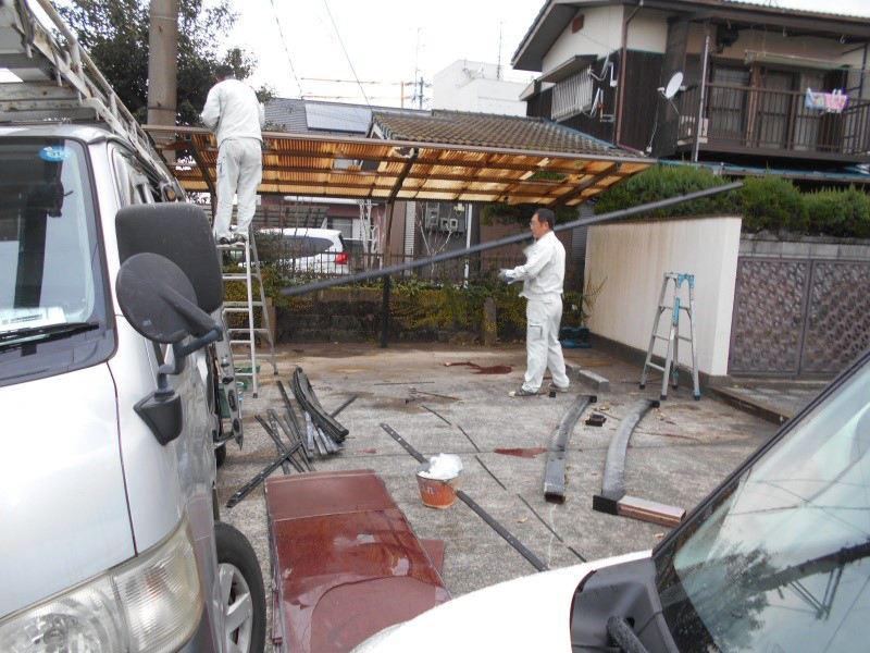 飛んだカーポートの屋根と奥のカーポートの屋根の波板を解体撤去します！！