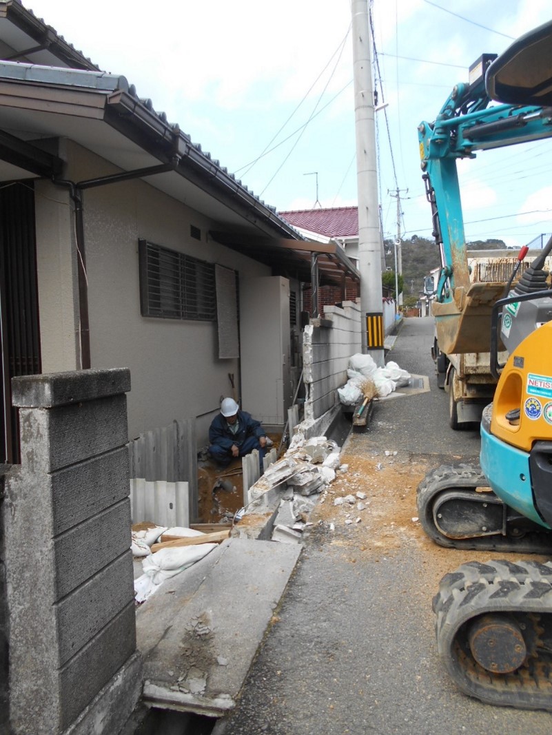 浄化槽を埋設する場所が狭いので、道路側のブロック塀の一部を解体しました！！