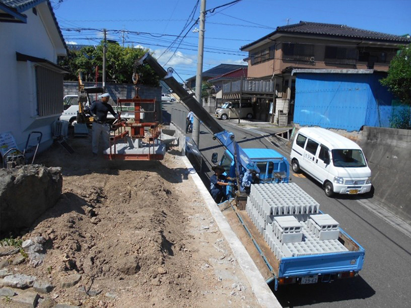 ブロックを下の道路からユニックで敷地内に運び入れます！！