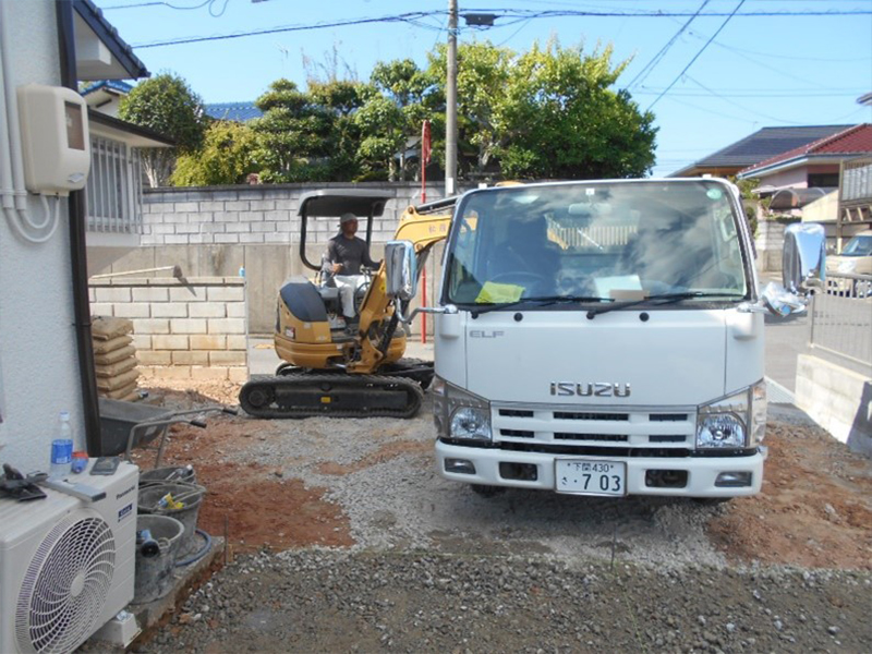 駐車場となる部分の整地をします！！