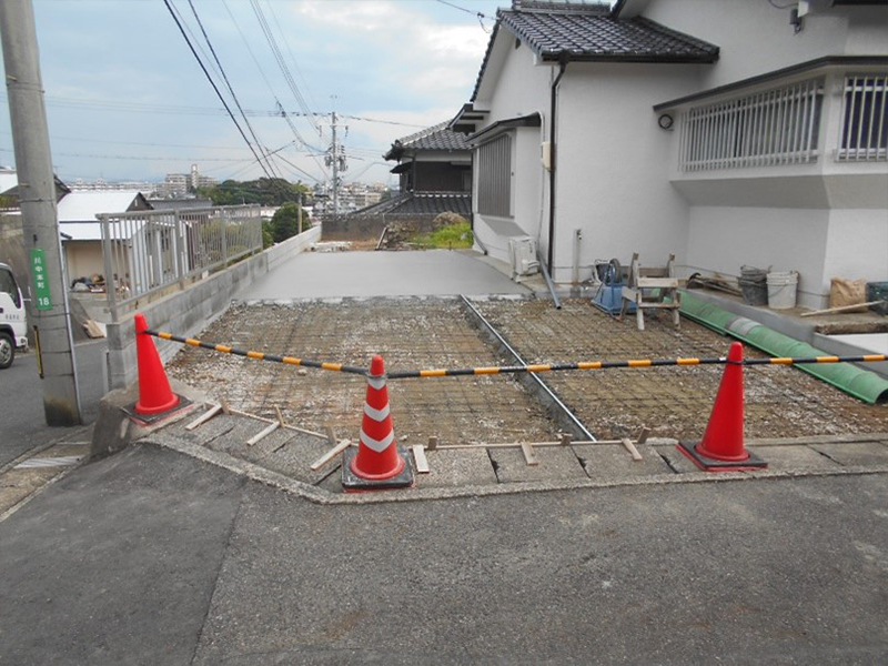 駐車場となる部分の奥の生コンの打設が完了しました！！