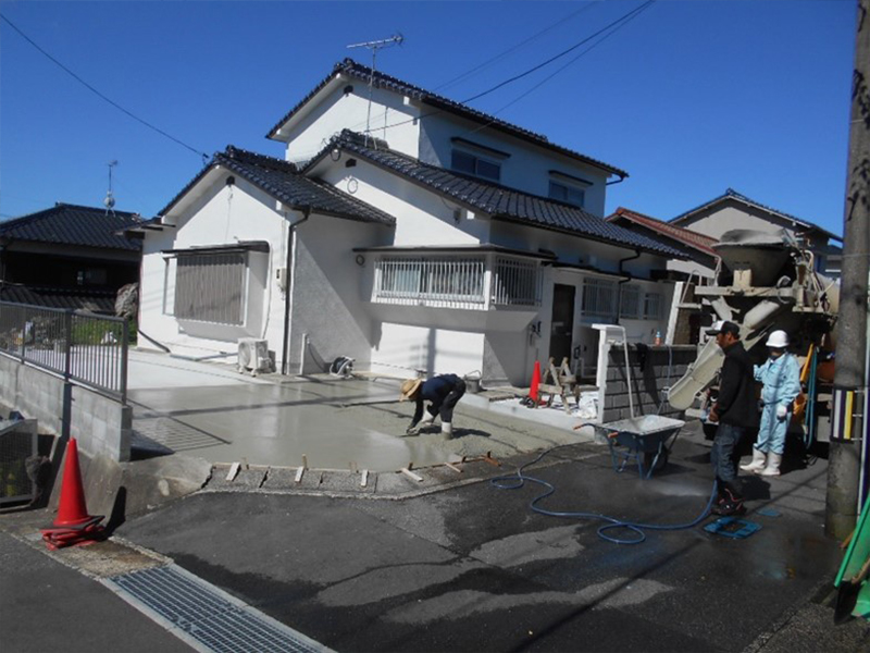 続いて、道路側の生コンの打設をします!!