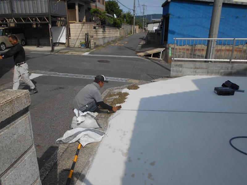 道路側の側溝との間の隙間に真砂を入れて仕上げます！！