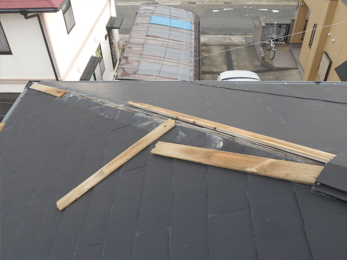 綾羅木本町の２階の屋根の棟板金修理。