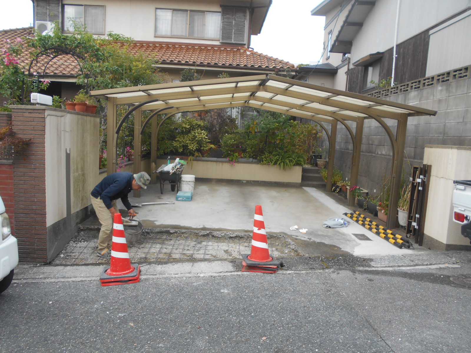 土間の一部を解体し、転圧整備後メッシュ筋を敷きました!!