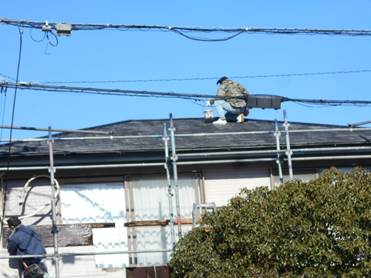 ２階の屋根の塗装をしています！！