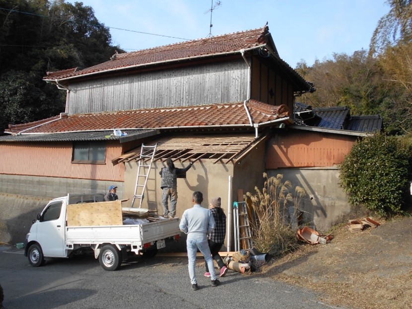 瓦を撤去し、下地整備をします！！