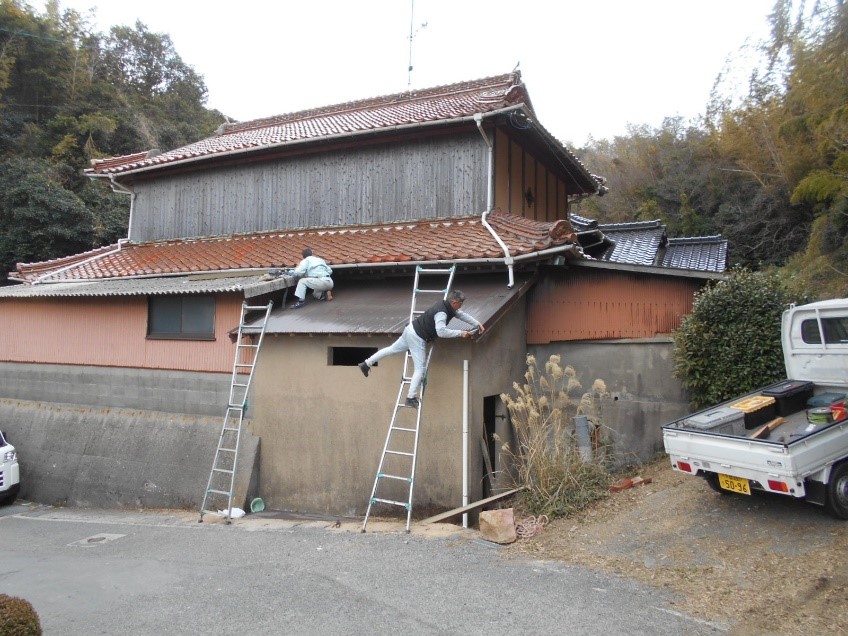 波トタンを施工し、仕上げをしています！！