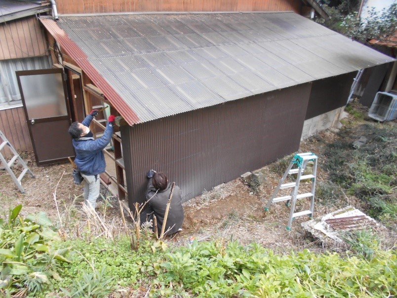 順次、波トタンを施工して行きます！！