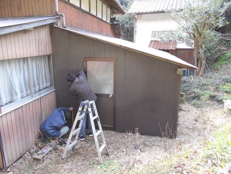 北側のドア廻りの波トタンを施工します！！