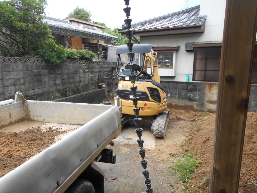 重機で花壇部分の取り壊しと余分な土砂を鋤取ります！！