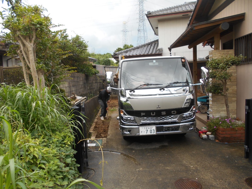 側面の狭い部分は人力で鋤取ります！！