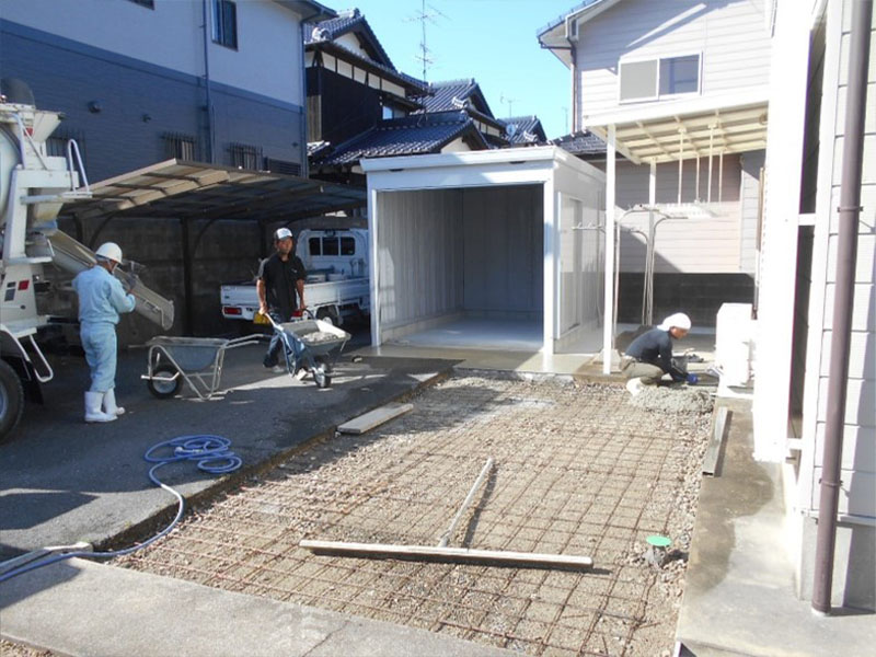 鋤取り、整地した外廻りにもコンクリートを　打ちます！！