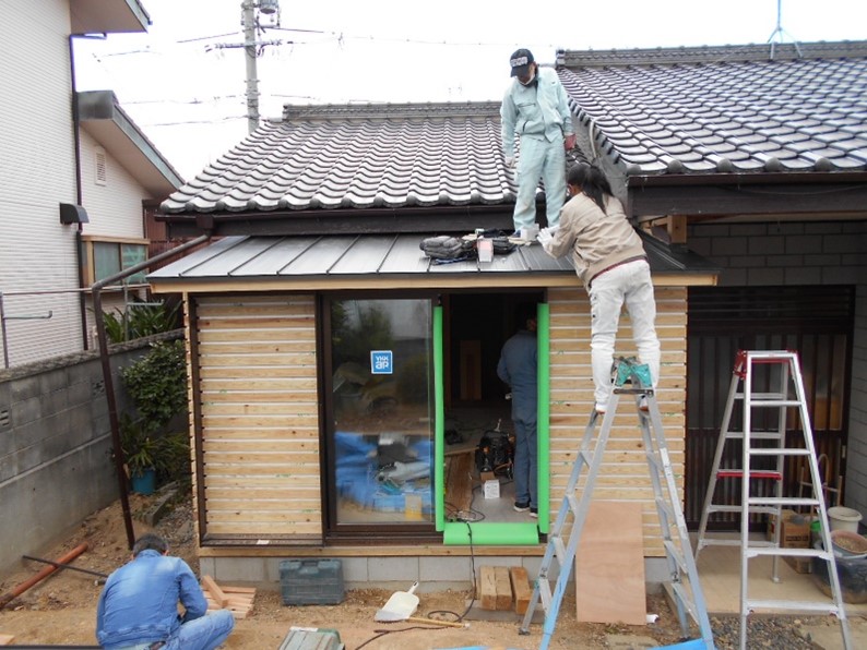 屋根の板金工事をしています！！