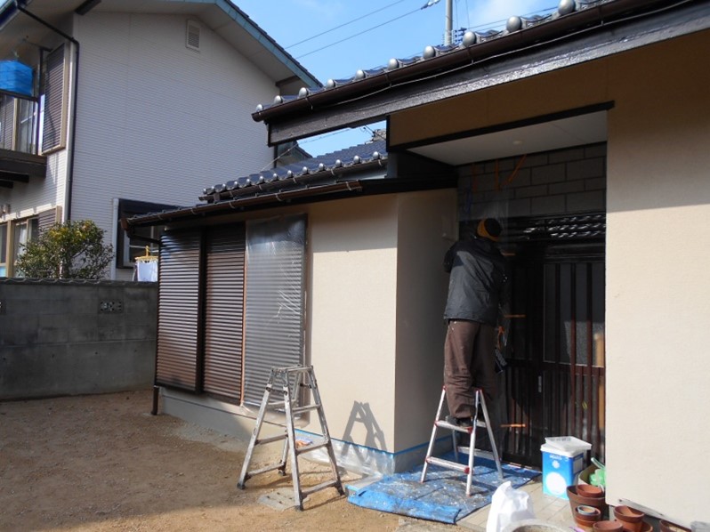 仕上げの塗装をしています！！