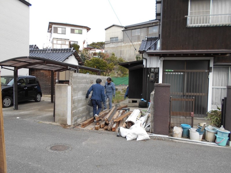 車庫の屋根と木部を解体しました！！