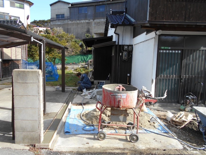 解体した後の車庫廻りの土間の補修をします！！