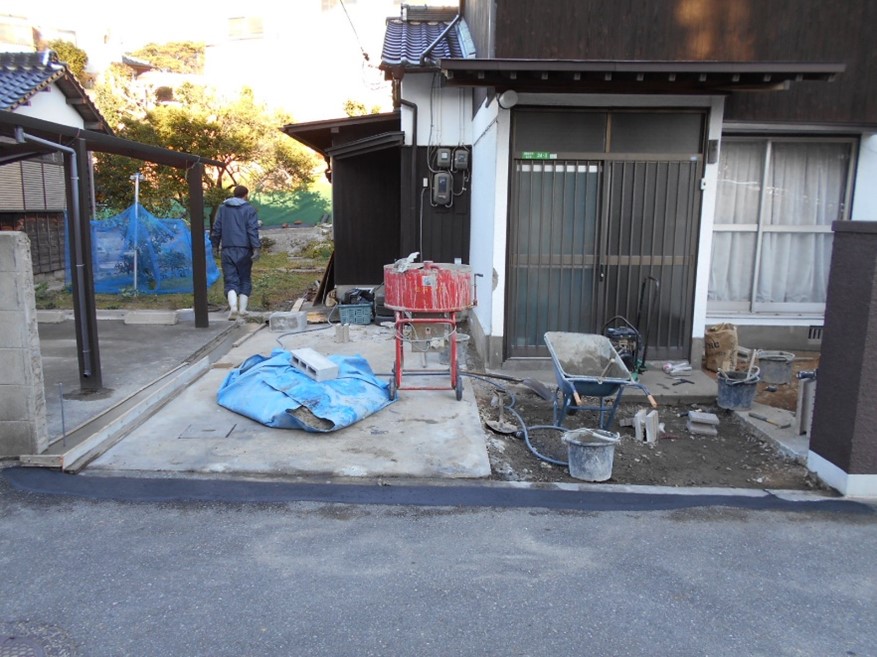 道路からの入り口部分のアスファルトの補修をしました！！