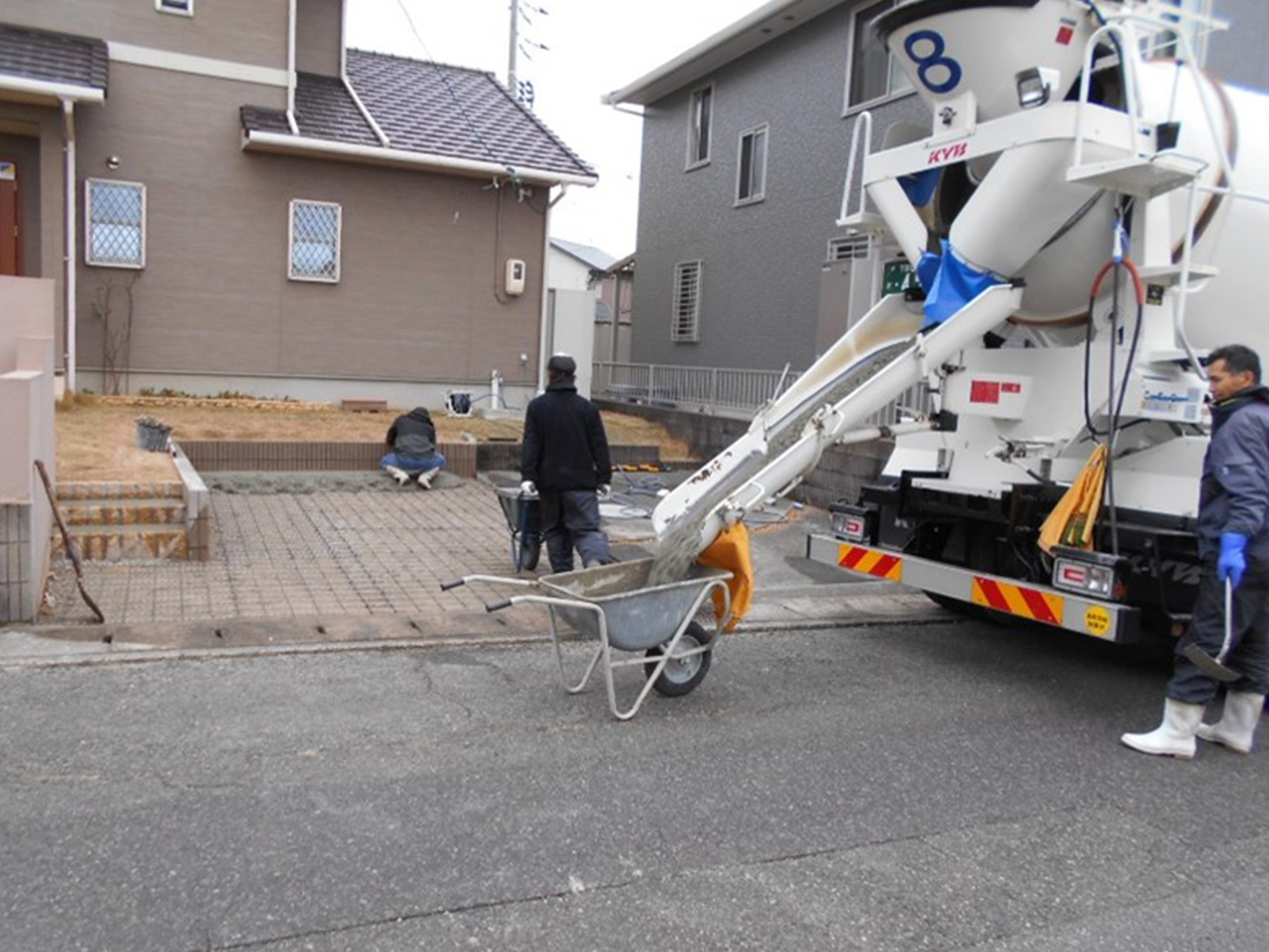 駐車場部分に生コンを打ちます！！