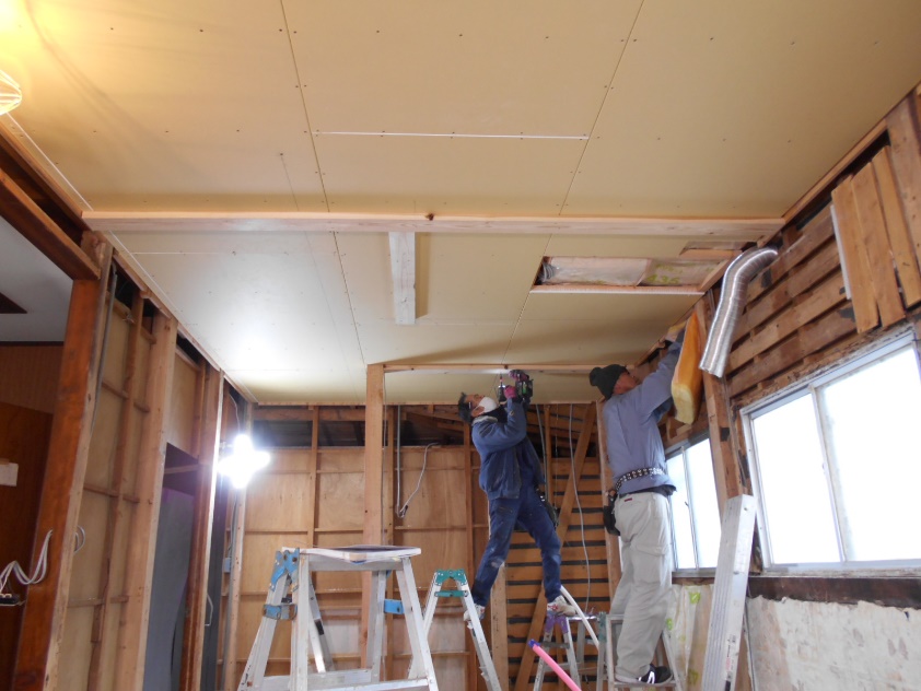 天井に各間仕切り壁の受け板を取付けています！！