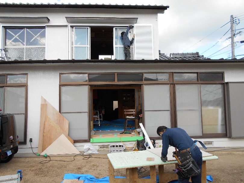 バルコニーを撤去し、雨戸を取付けます！！