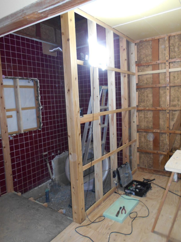 洗面所と浴室との新規の壁の造作をします！！