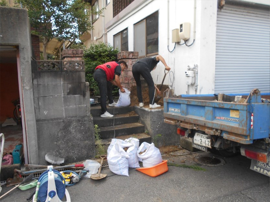 入口の花壇部分の解体から始めます！！