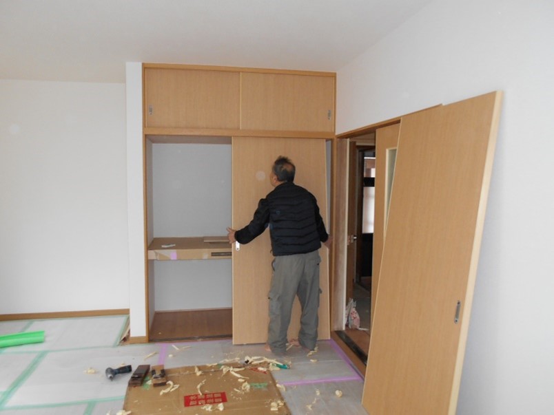 建具屋さんが物入れの建具を収めます！！