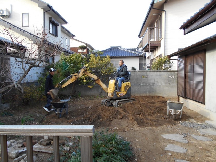 不要な庭木を撤去し、余分な土もスキ取り処分します！！