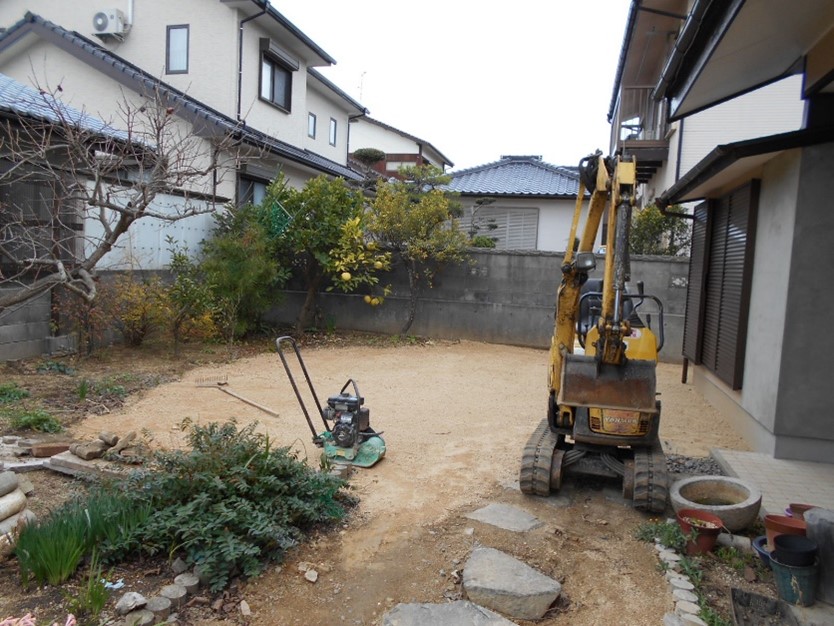 真砂を入れて整地しました！！