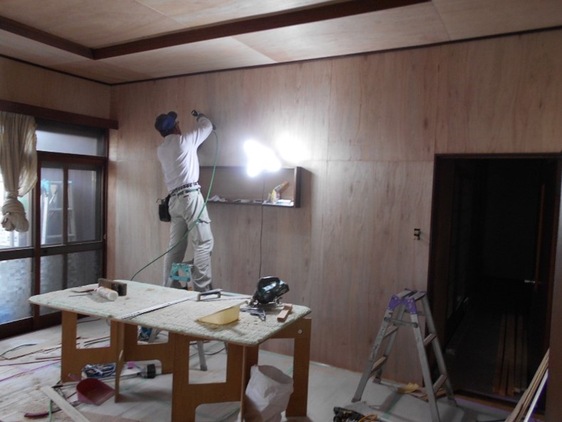 壁にクロス下地のベニヤを施工します!!