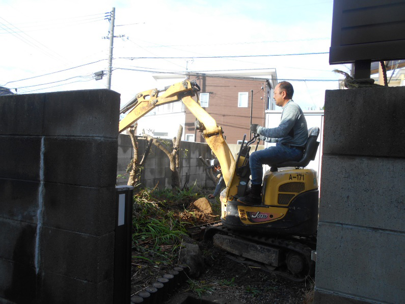 庭の中に小さいユンボを入れ、樹木を撤去します！！