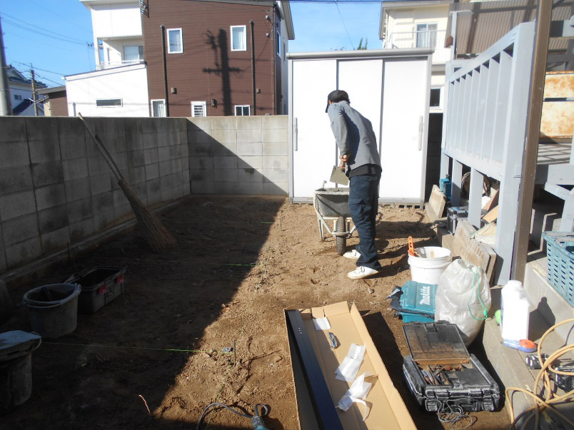 庭木を全て撤去し、整地します