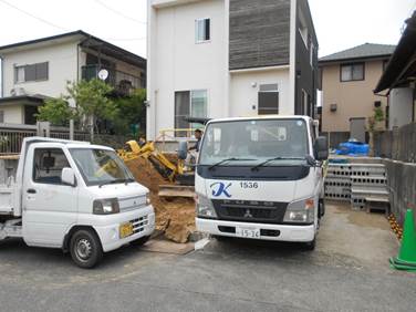 新規の駐車場となる部分の土砂を撤去します！！