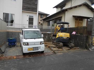 既存の駐車場の土間のコンクリートを撤去します！！