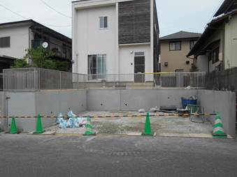 階段の右横の道路側と駐車場の側面の上塗りが完了しました！！(これで側面の仕上りが統一されました)