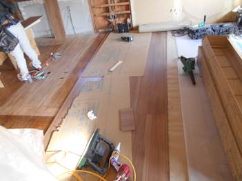 床は既存上部より新規フロア材を 施工します！！