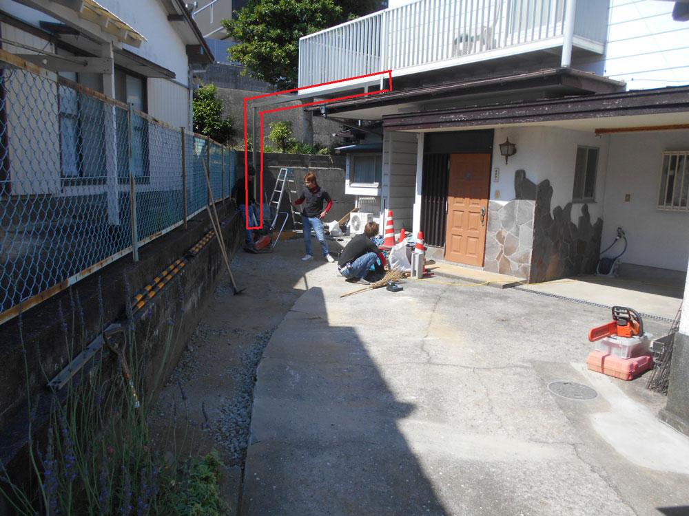 赤枠で囲った様にバルコニーの補強をし、後ろに柱を建て移設しました!!