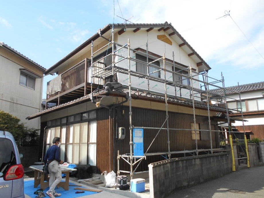 二階南面の外壁を撤去し、透湿防水シートを張りました！！