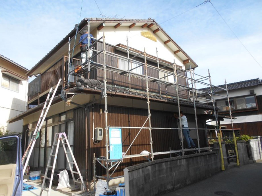 一時浮かしていた雨樋を元に戻します！！