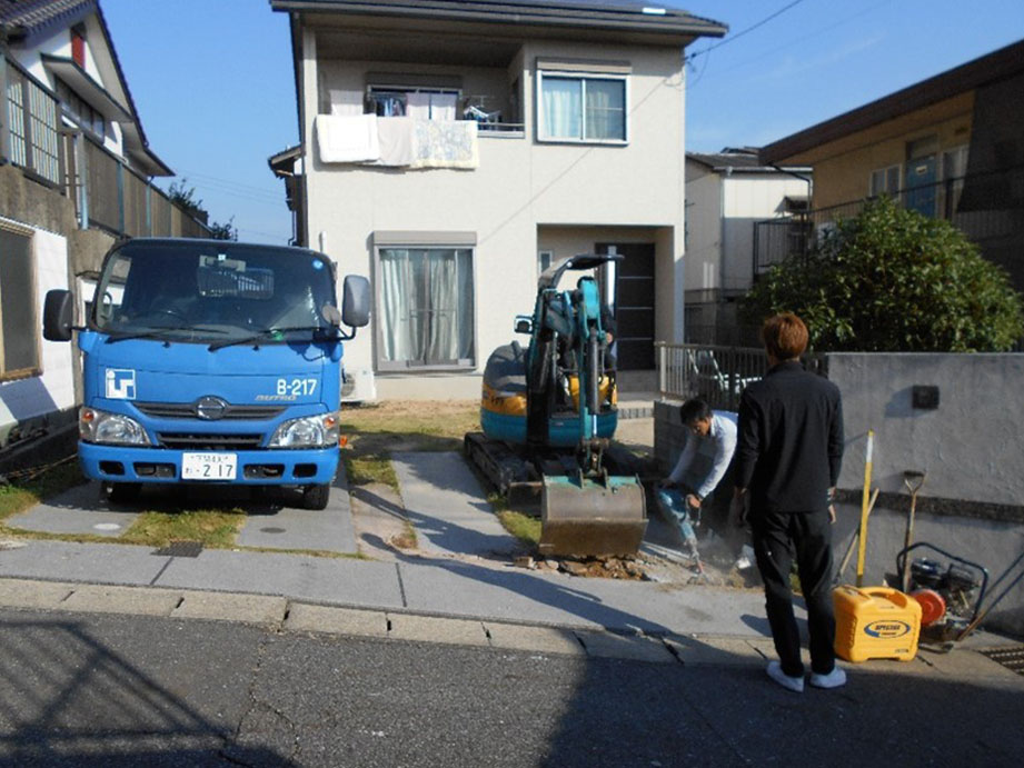 ユンボで撤去して行きます！！