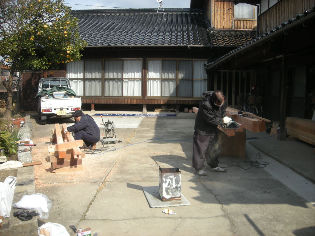 当社の作業場にて材料のきざみ