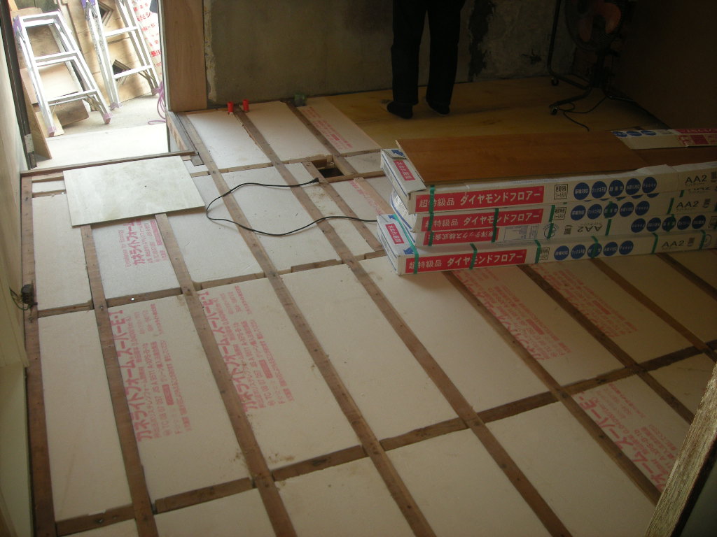 床、根太作り後断熱材施工